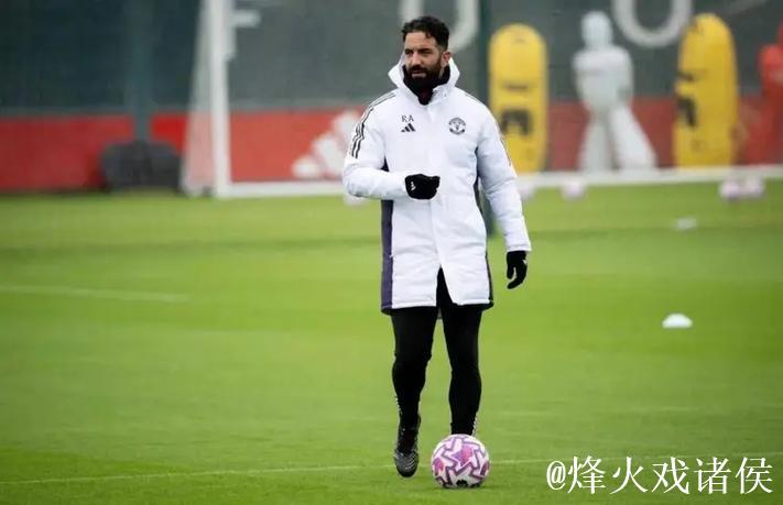 詹俊:阿莫林改打442风险过高,本场尝试未见成效 詹俊:阿莫林改打442风险过高,本场尝试未见成效